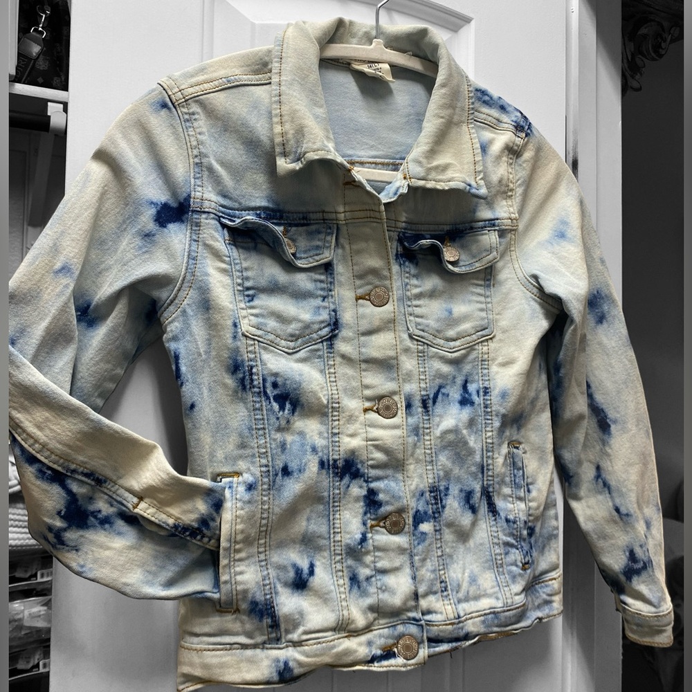 DISTRESSED JEAN JACKET